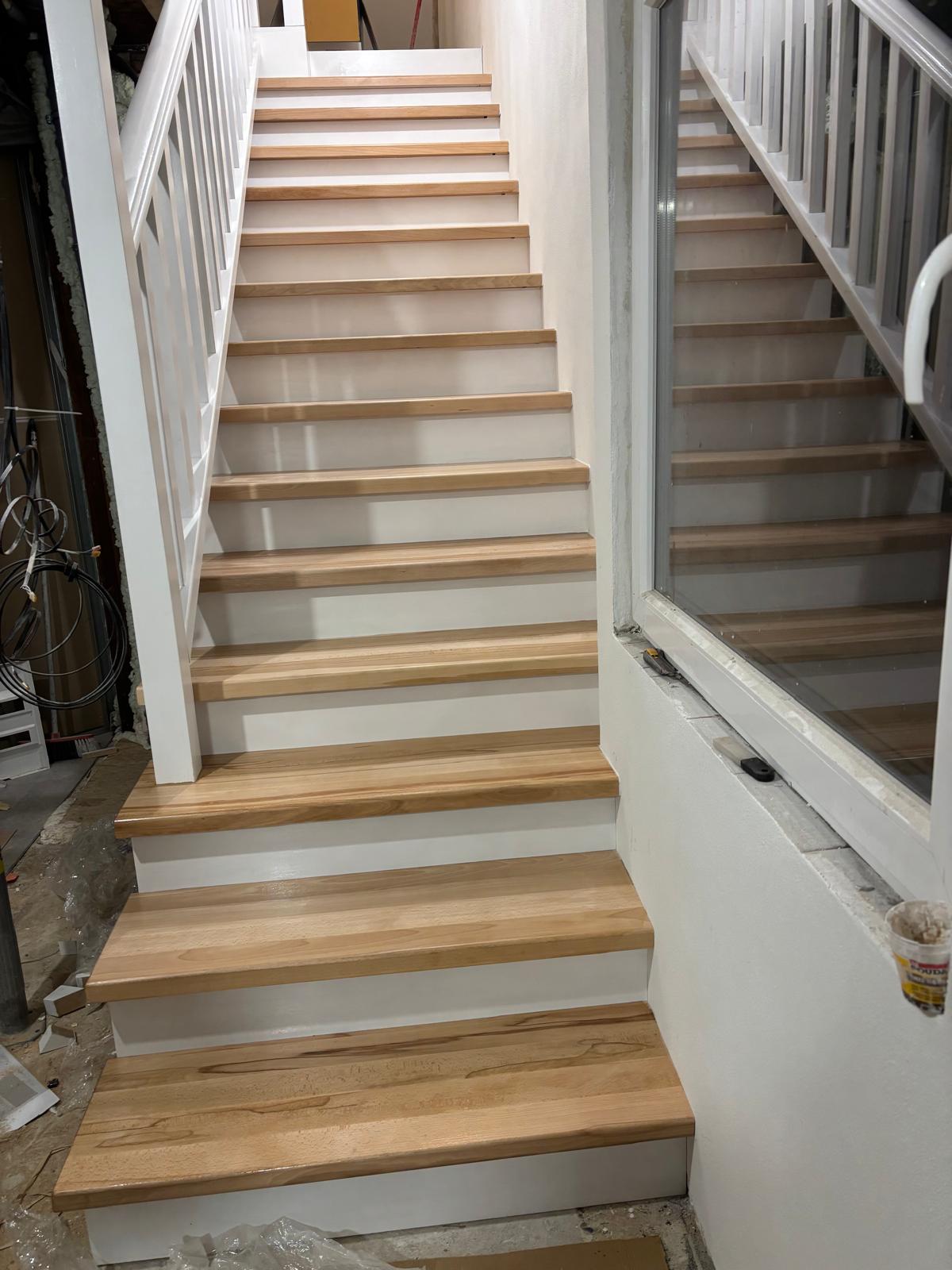 Bukové schodiště s barvenýna podschodnicema